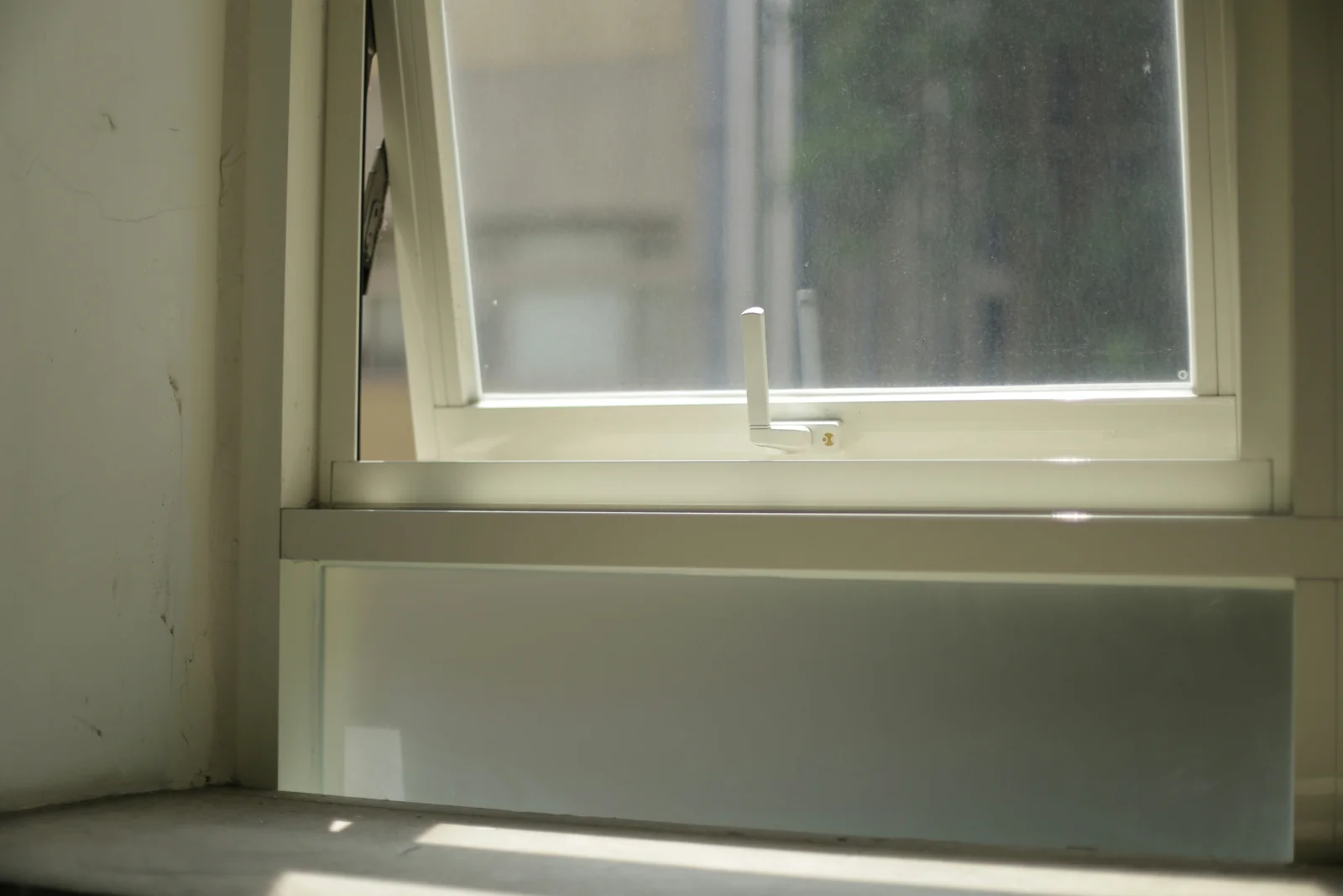 Vitrage isolant d'une fenêtre récente vu de près