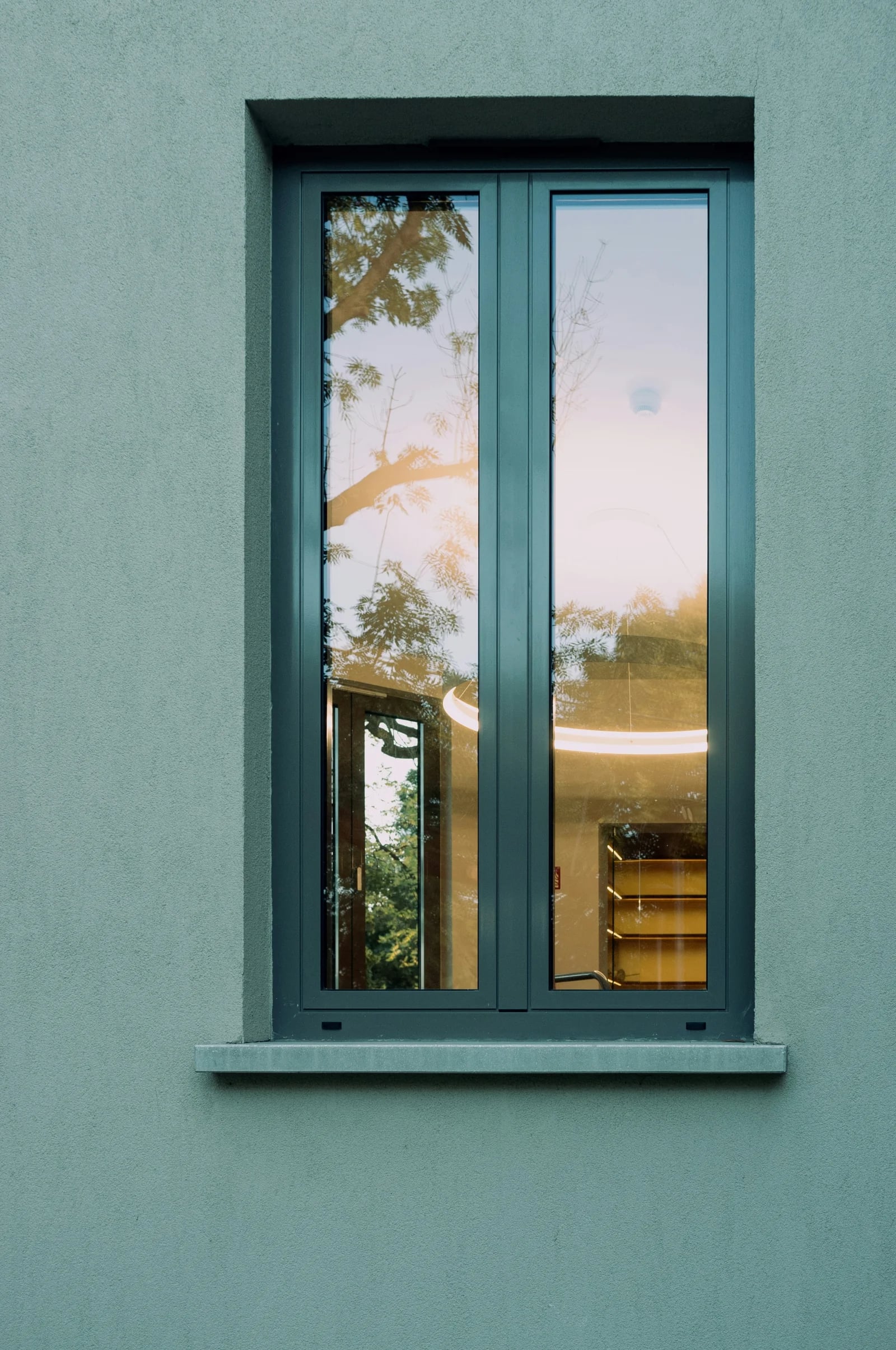 Fenêtre à profils fins gris anthracite, caractéristique de l'aluminium