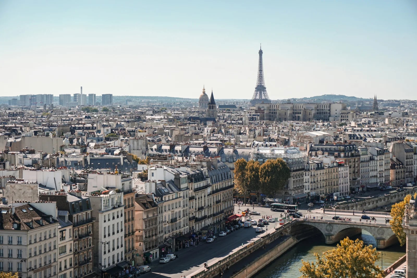 Vue des toits de Paris avec la tour Eiffel à l'horizon