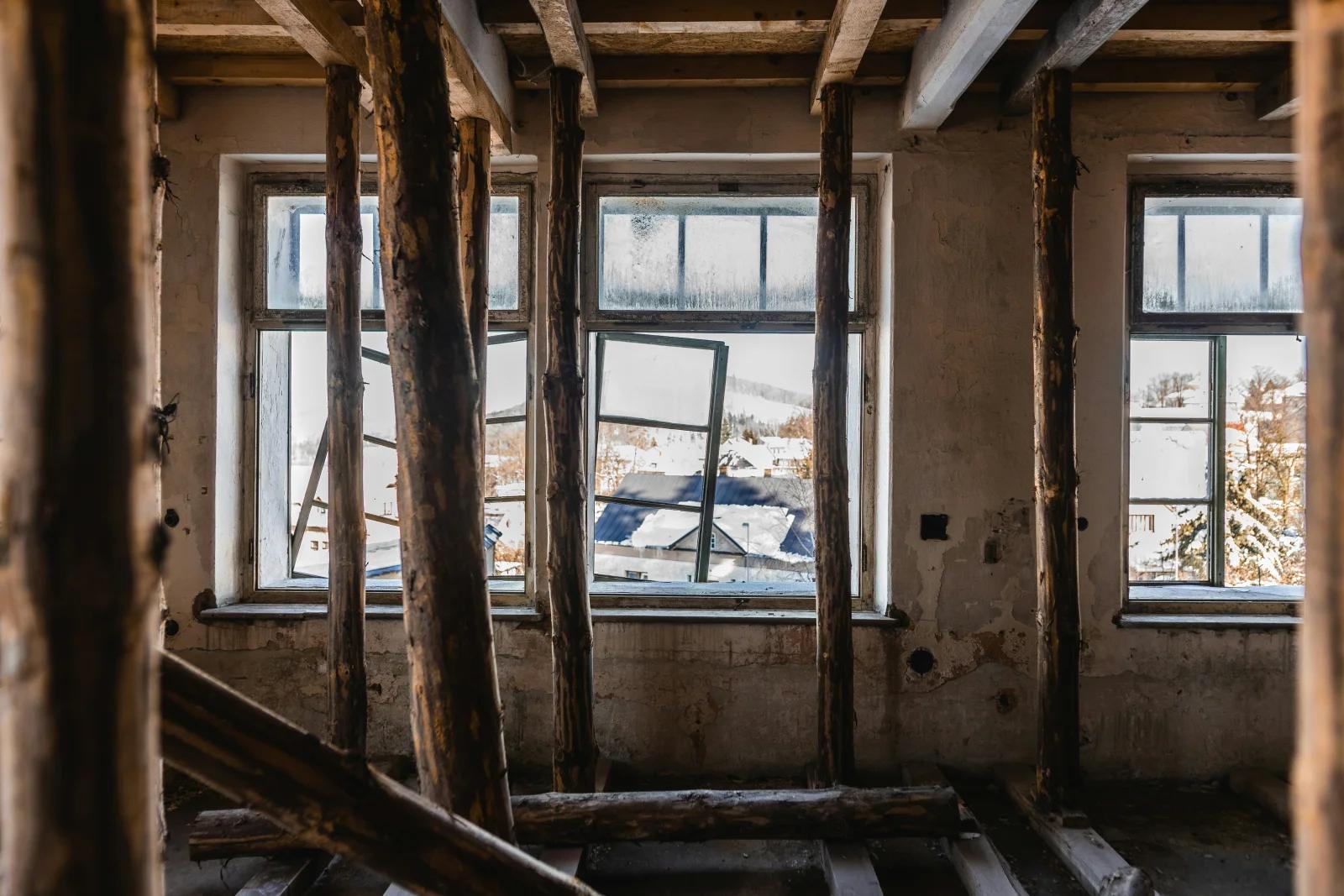 Façade d'immeuble en copropriété aux fenêtres alignées
