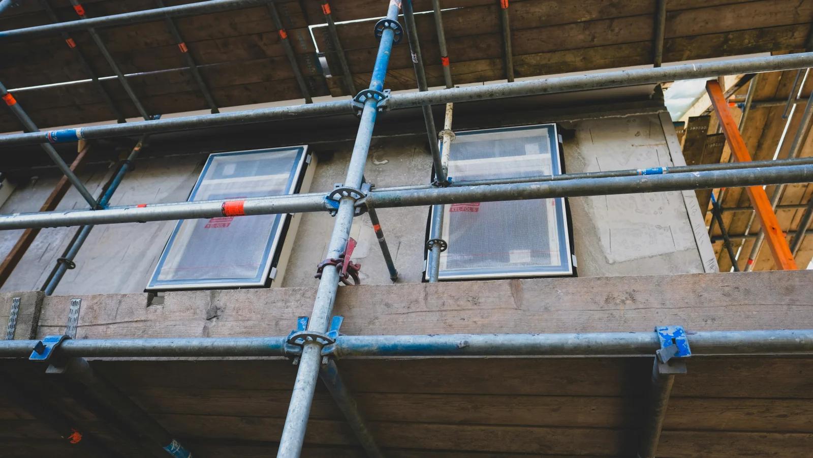 Fenêtre d'un logement en cours de remplacement