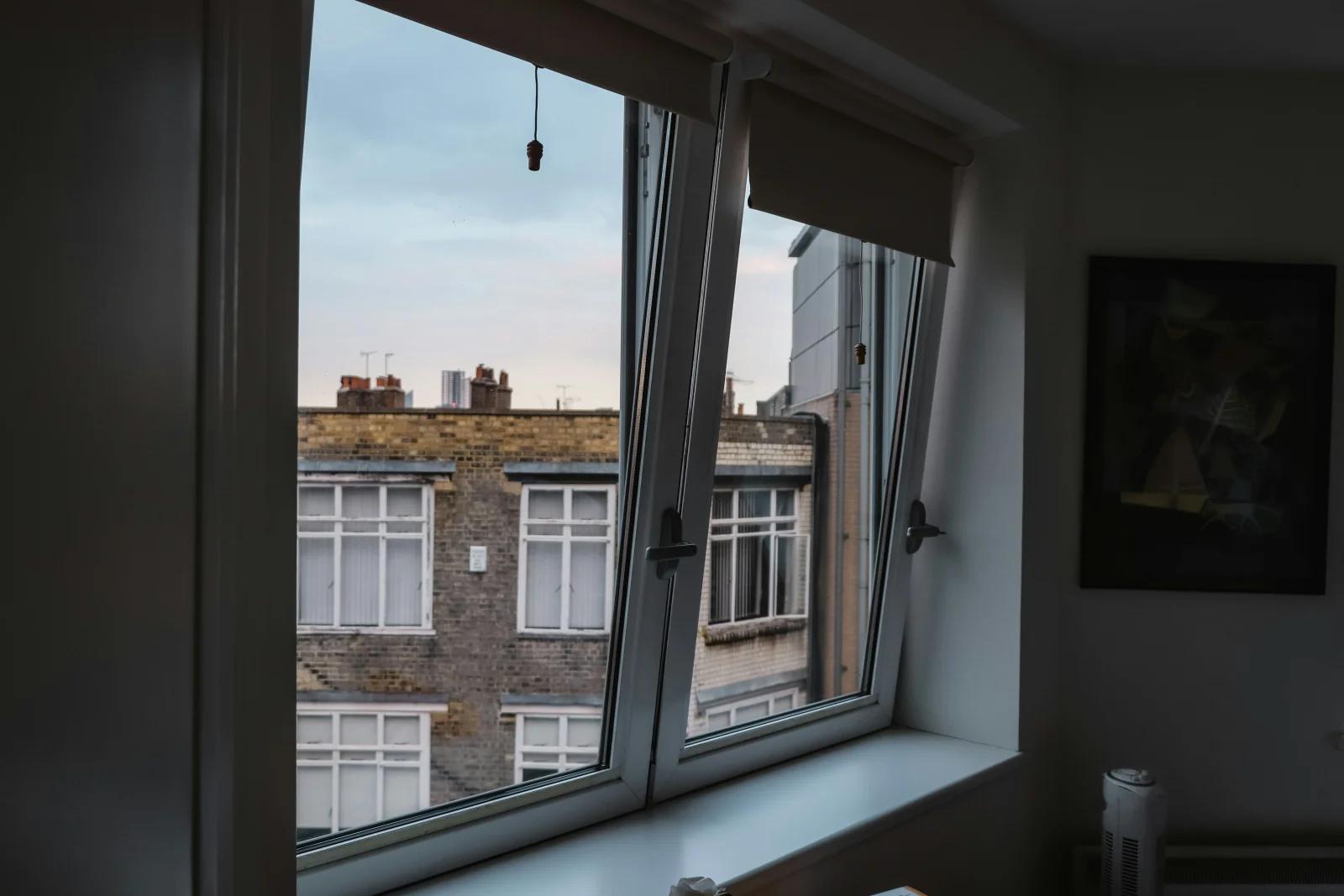 Fenêtre et son vitrage isolant vus de l'intérieur
